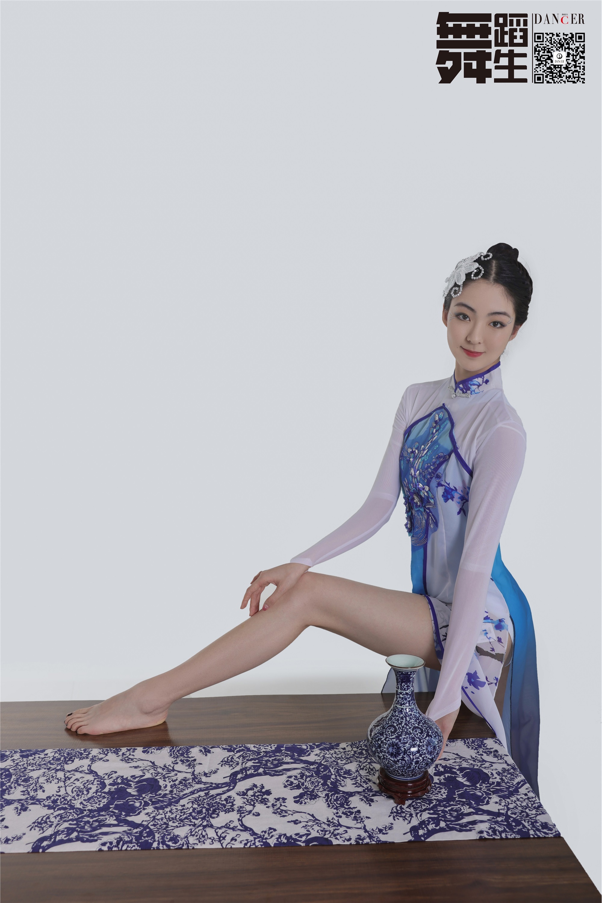 GALLI GALLI Dance Diary 104 - Blue and white porcelain Han Yutong